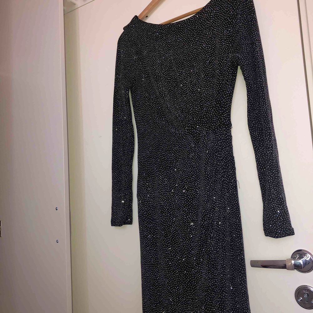 Säljer denna fina maxi shimmer klänningen från Wallis Uk. Storleken är 38 men den sitter också perfekt om man vanligtvis tar storlek 36. . Klänningar.