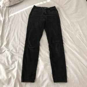  - Säljer dessa svarta jeansen, använd ca två till tre gånger mycket bra skick❤️