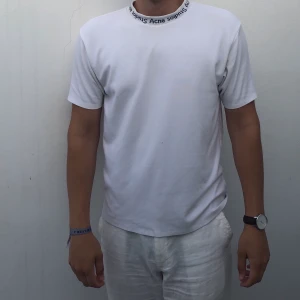 Acne studios - t-shirt  - INTRESSEKOLL. Skick: använd men i bra skick. 7/10. Finns ett litet hål i mitten av tröjan som man kan se på bilden om man tittar noga, inget som man tänker på eller ser tydligt annars. Betalning sker via swish, köpare betalar före frakt.