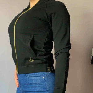  - Oanvänd fräsch🏃🏽‍♀️ sportig kofta i jätteskönt stretch material😤🤗 med guldtext 