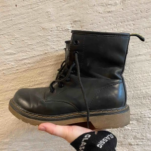  - Säljer dessa jättefina kängor då de aldrig kom till någon användning riktigt, de är använda 2-3 gånger på sin höjd. Betalas med swish och köparen står för frakten 🌸