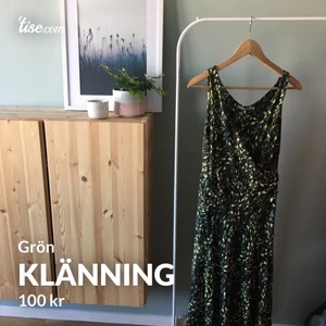 Klänning - Fin klänning i lite tyngre material från In wear! Enbart använd på ett bröllop! 