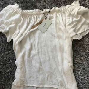  - Söt topp från vero Moda , prislapp kvar aldrig använd 💕 frakt tillkommer