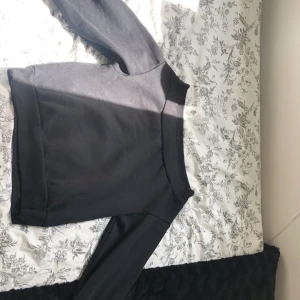 Offshoulder tjocktröja - Offshoulder tjocktröja från H&M. Använd ett fåtal gånger. Frakt ingår🌸