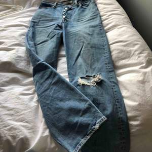 snygga raka jeans med snyggt hål på ena knäet, sitter perfekt längdmässigt på mig som är 1,60! knappt använda och förtjänar att komma till användning! Köparen står för frakten (ca 63 kr) 