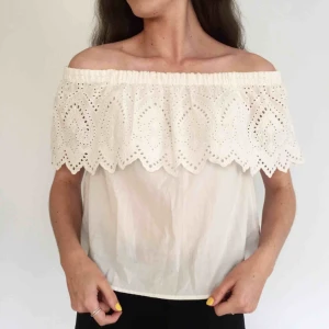 Vit somrig blus  - Vit off-shoulder blus med spetts, i tunnt luftigt tyg. Storlek S från Gina tricot. Skriv till mig vid intresse och om du har några frågor eller vill se fler bilder☀️ Fraktkostnad tillkommer! 