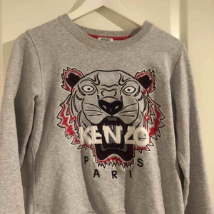  - Helt ny kenzo tröja jag har storlek S och använde lite over size. Använd max 3 gånger. Orginal pris 1200kr