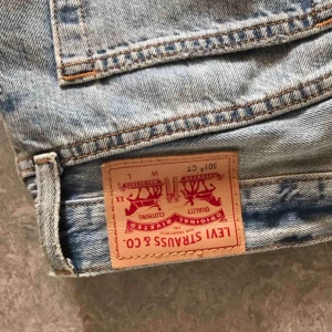  - jag köpte dessa Levis byxor för några år sedan men har gått upp en hel del så byxorna går inte över höfterna därför jag säljer. Det är modellen 501😊