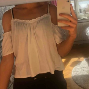 - Supersöt topp från BikBok perfekt nu till sommaren. Kan antingen bäras som ett ”off shoulder linne” (bild 1) eller som en gullig t-shirt (bild2). Väldigt ”fladdrig” och ”luftig” och därför såå bekväm. 90kr och möts upp runt örebro eller 120kr vid frakt😊