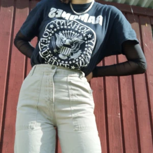 Cargo pants ginatricot strl 36 - Gröna cargo aktiga byxor från ginatricot, köpta för ca 1 år sedan. Har inte använt de jättemycket så de är i princip i nyskick. Högmidjade, sitter snyggt runt höft och midja. 