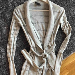  - 🍃Fin cardigan 🌿 •Märke: Arman* exchange(äkta) •Storlek: Xs •Passar utmärkt till vår/sommar •Bra skick •75 kr 🚭Djurfritt och rökfritt hem 📍Kan mötes upp i Mölnlycke 📦Kan skickas mot fraktkostnad