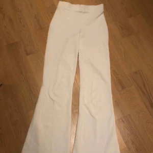  - Supermysiga utsvängda byxor från Gina, säljer på grund av att dem tyvärr blivit för små för mig... Fråga ifall du har frågor, svarar direkt!❤️