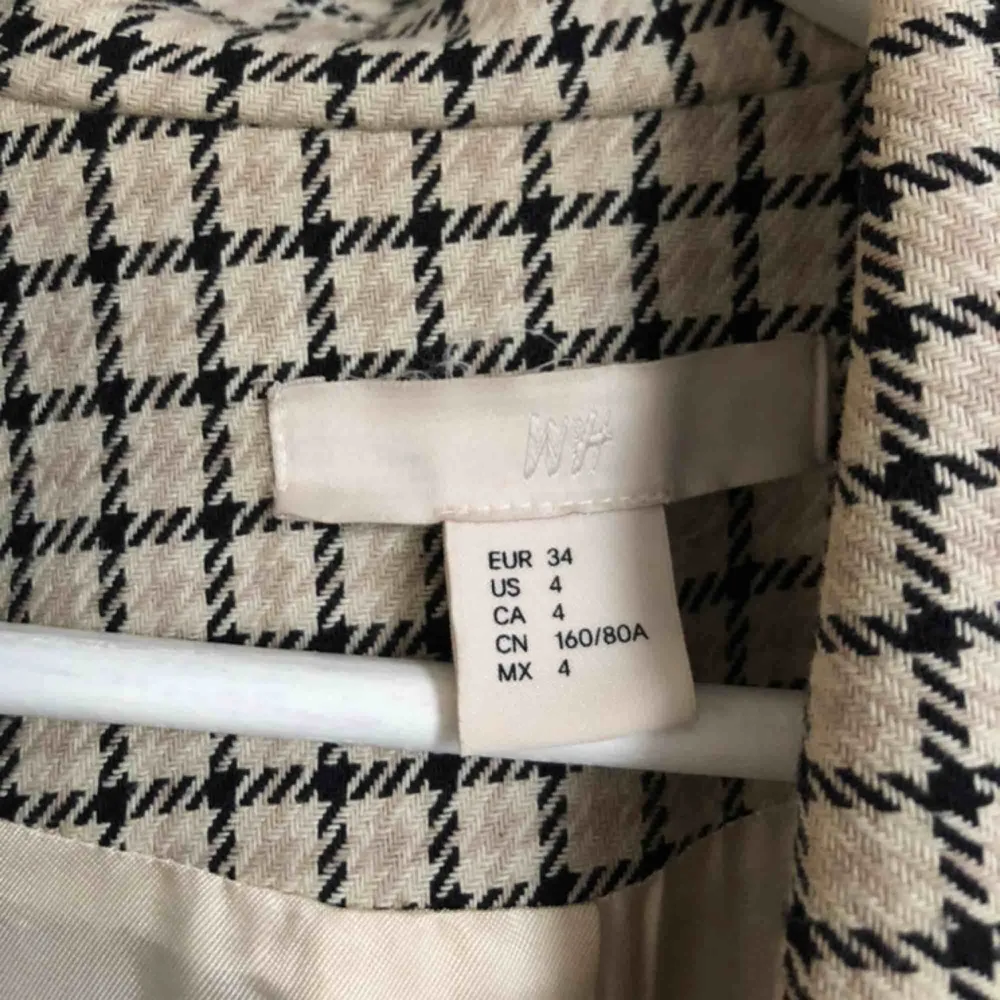 Superfin kappa köpt förra året på H&M, säljer då den tyvärr inte kommer till användning. Jättebra kvalité, den är tillverkad i Italien och det är superfint material - nypris låg på ca 1000kr. Perfekt nu när det börjar bli lite varmare ute!💞🌟. Jackor.