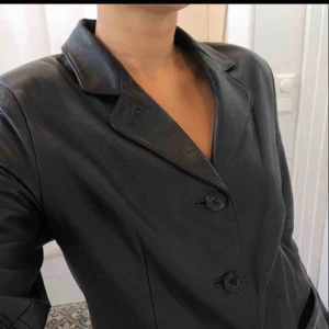  - Säljer denna supersnygga läder/skinn jacka jag köpte här på plick (hennes bilder) men var tyvärr inte min stil. Från märket hollies Stockholm. Väldigt bra skick och supermodern. Fraktkostnaden står köparen för💛💛💛