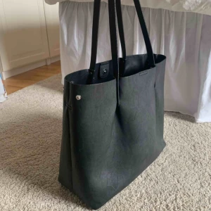  - Snygg och rymlig väska!! Banden är lite slitna högst upp och därav endast 50 kr, men annars i fint skick😊
