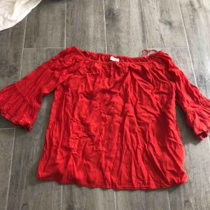 Sommartröja  - Fin orange blus som är off-shoulder men går även att ha som vanligt eftersom den är stretchig. Ser väldigt skrynklig ut men går lätt att stryka den så blir den finare😊 40kr + frakt