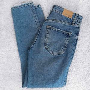 Tove original jeans i nyskick.  Strl 36, hög midja & knappgylf. Nypris 599kr. Postar med postnord skicka lätt, 63kr spårbart.