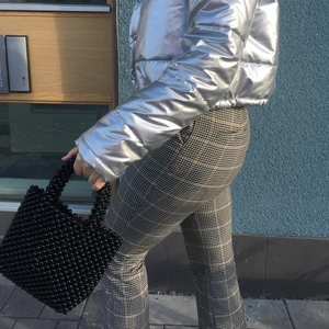Pärlväska zara - Svart pärlväska från zara, försluts med en magnetens. Frakt 20kr💕