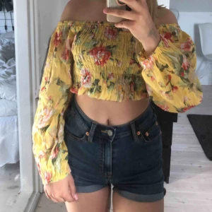  - Säljer denna fina toppen🌼🌸använd en gång säljer den på grund av att jag har slutat använda den. Mycket bra skick❤️🌸🌼