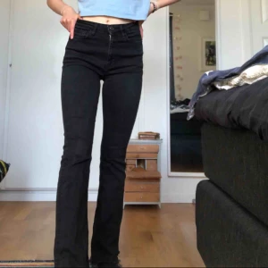  - relativt stretchiga bootcutjeans med lite slitningar där nere från mango. väldigt true to size skulle jag säga, sitter bra i rumpan!
