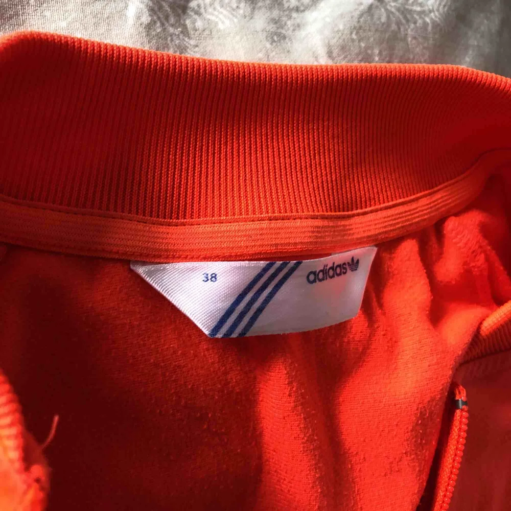 Neon orange tröja från adidas!! Gula detaljer. Skitcool. Lite nopprig annars bra skick. Hoodies.