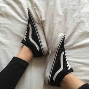  - Vans skor i stl 38, köpta här på plick men har inte använt dom för dom va för stora för mig som har stl 37 :( 