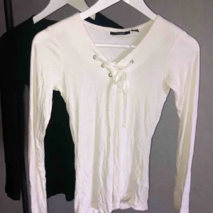  - Två tröjor med knytning, båda för 100:- 