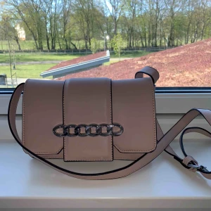 Väska - Väska i jättefint skick, endast använd ett fåtal gånger. Väskan har långt axelband.