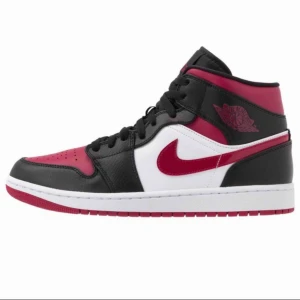  - säljer dessa sjukt snygga jordans! de är i bra skick ( nästan helt oanvända )🥰 de är köpta här på plick men tyvärr var det lite försmå för mig så därför säljer jag vidare! buda gärna i kommentarsfältet 🧚🏼‍♀️ skickar bilder vid förfrågan!