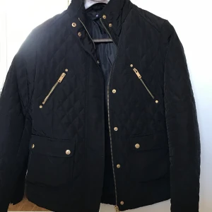 Jacka , Ginatricot - Tunn snart jacka med guldiga detaljer. Storlek 36, motsvarar en S i passform