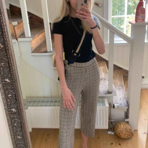  - Oanvända byxor  från zara i ett super mjukt  och skönt material!!  Inköpta för ungefär 2 månader sedan med hopp om att kunna sy in dom i midjan men har inte haft tid och väljer istället för att sälja dom💞💞