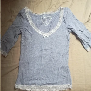 Spets topp  - 3/4 ärmar, bra skick. frakt tillkommer 