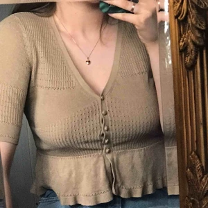  - Trendig kort kofta i beige! Frakt tillkommer🥰