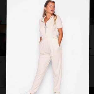  - Jättefin beige/vit jumpsuit. Aldrig använd! Från Nelly💞