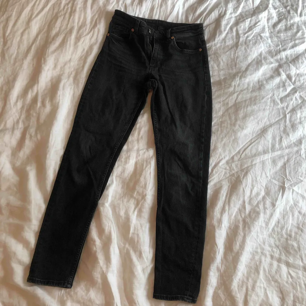 Snygga svarta jeans från monki som sitter som en smäck. Ett par gamla favoriter som passar till allt. . Jeans & Byxor.