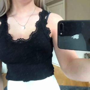  - Gulligt linne med spets ifrån rosemunde copenhagen. Storlek M men passar mig som har s också. Köparen står för frakten 💫💫