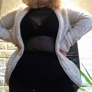 Gräddvit stickad långkofta - Supermysig långkofta🖤 Passar mig som är L eftersom den är rätt stor men snyggt oversized på S och M! Lite nopprig men det går enkelt bort med avnopprare