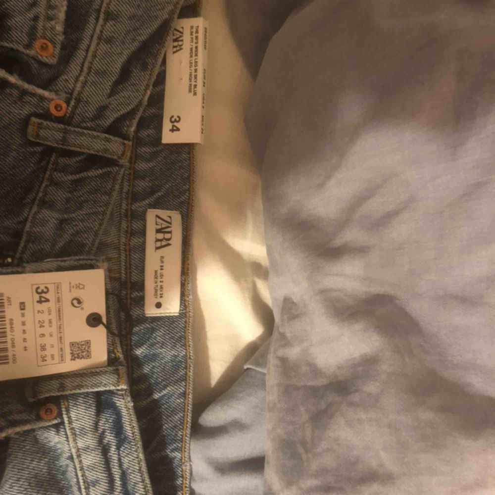 Säljer dessa slutsålda jeans från zara. Helt oanvända med lappen kvar. Dem är oavklippta dvs orginal längd. Bud från 399kr, kund står för frakt (63kr). Inga byten. Jeans & Byxor.