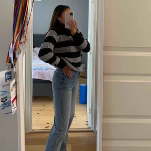  - Randig stickad tröja med polo krage från NAKD, jätte skööööönnn🖤🤍🖤🤍 köpt för 499kr för inte alls längesen!! (Frakt tillkommer🌺)