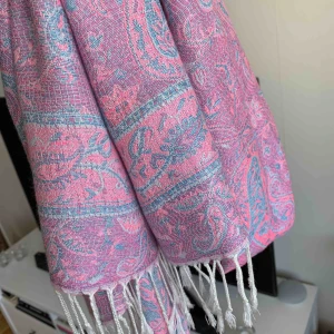  - FLYTTRENSNING!!  2 för 3 på allt fram t.o.m. sista maj. Frakt betalas av köparen.   170-180 cm lång. Fått som present av farmor men använder sällan sjalar. Därför aldrig använd. 