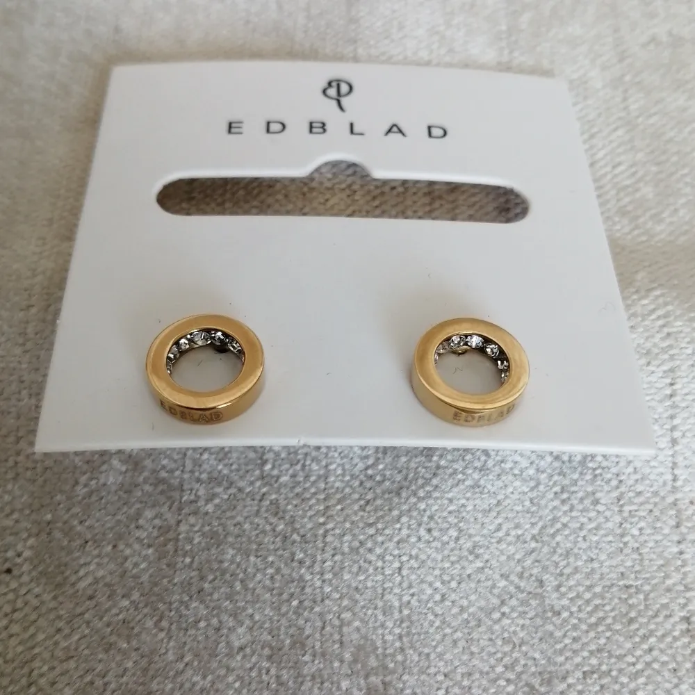 Nya Edblad örhängen i Monaco Studs Gold, ordinarie pris:299 kr.                                                                          