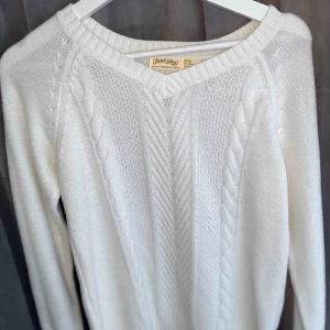  - Vit stickad tröja som är v-ringad, superfint skick och aldrig använd. Köpt i USA.