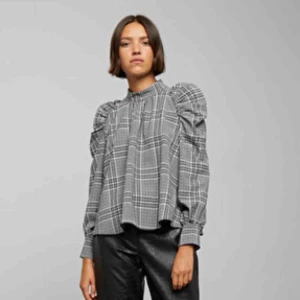 Weekday - blus! - Blus från Weekday i storlek S. Rymlig modell. Endast använd ett vid ett par tillfällen, så verkligen i nyskick. Säljs just nu i butik för 450:-