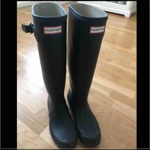  - Hunter stövlar storlek 38. Har även svarta hunter stumpor till. Dem är oanvända. Finns för 100kr