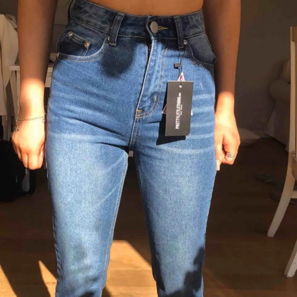 Mom jeans från pretty little thing storlek 34/XS Helt oanvända! Säljer pgd av att dom e för stora för mig . Jeans & Byxor.