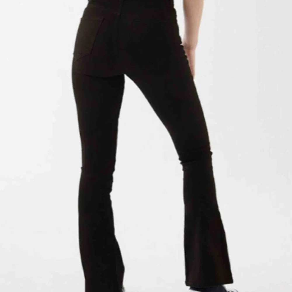 Bootcut jeans från GinaTricot i modellen Natasha. I storlek S, men passar en XS också. Slitningar i benslutet. Säljer pga blivit för korta. 80 kr + frakt. Jeans & Byxor.
