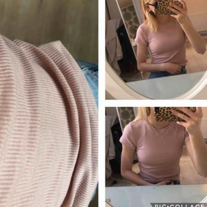  - En jätte söt ljusrosa ribbstickad t-shirt st.xs/s 30kr
