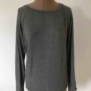  - Supermjuk, skön och tunn grå tröja. Toppenskick. Priset är inklusive frakt.