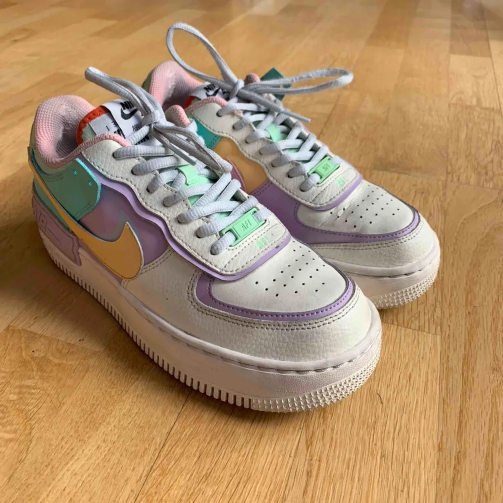 Säljer dom här fina Nike AirForce 1 Shadow Pastel. Skorna är i bra skick! Använd: ganska många gånger. Köpt i Feb 2020 i MallofScandinavia på Nike butik i Stockholm. 900kr ink frakt, möts i Stockholm 🥰 Budgivningen pågår!. Skor.