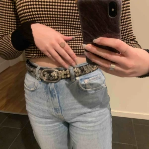  - Superfint skärp med stenar, superbra kvalitet med många hål!